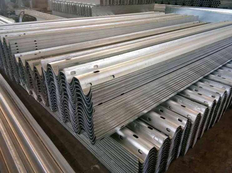 鍍鋅護(hù)欄板