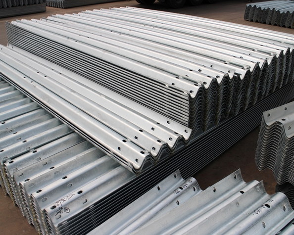 防撞波形護欄標準段和加強段的區(qū)別及生產(chǎn)標準