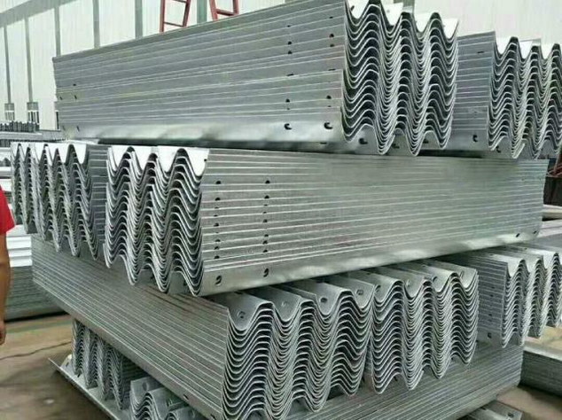 鍍鋅護(hù)欄板